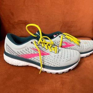 Women’s Brooks Ghost 13 - 10.5 B (standard width) Ice Flow/Pink/Pond